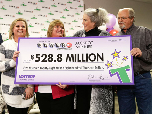 Bà Lisa (áo hồng) và ông John trong buổi trao giải. Ảnh: AP