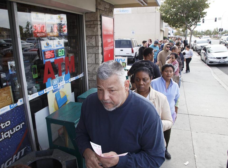 Nhiều người Mỹ xếp hàng mua vé số PowerBall trị giá gần 300 triệu USD