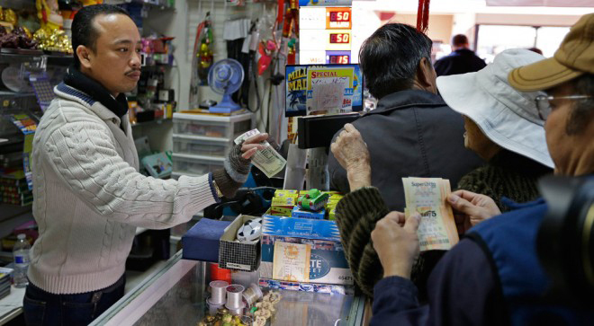 Anh Nguyen Thuy (trong ảnh), chủ cửa hàng gốc Việt nơi bán chiếc vé may mắn cho Steve Tran, cũng nhận được một triệu USD tiền hoa hồng. Ảnh: AP