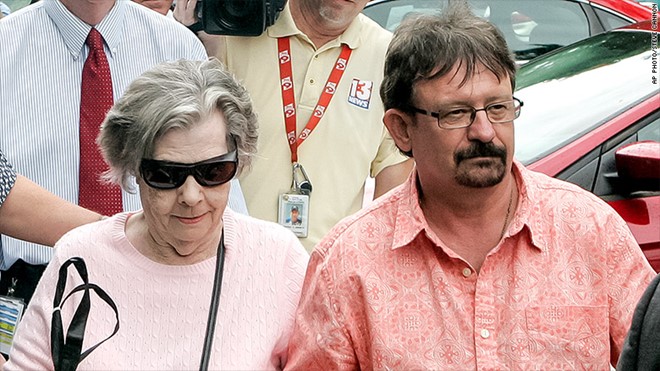 Cụ bà Gloria Mackenzie may mắn thắng giải sau khi được nhường mua vé số. Ảnh: AP.