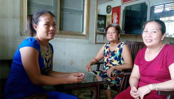 Chị Đào (người mặc áo xanh) trúng 92 tỷ đồng - Ảnh: VietnamNet